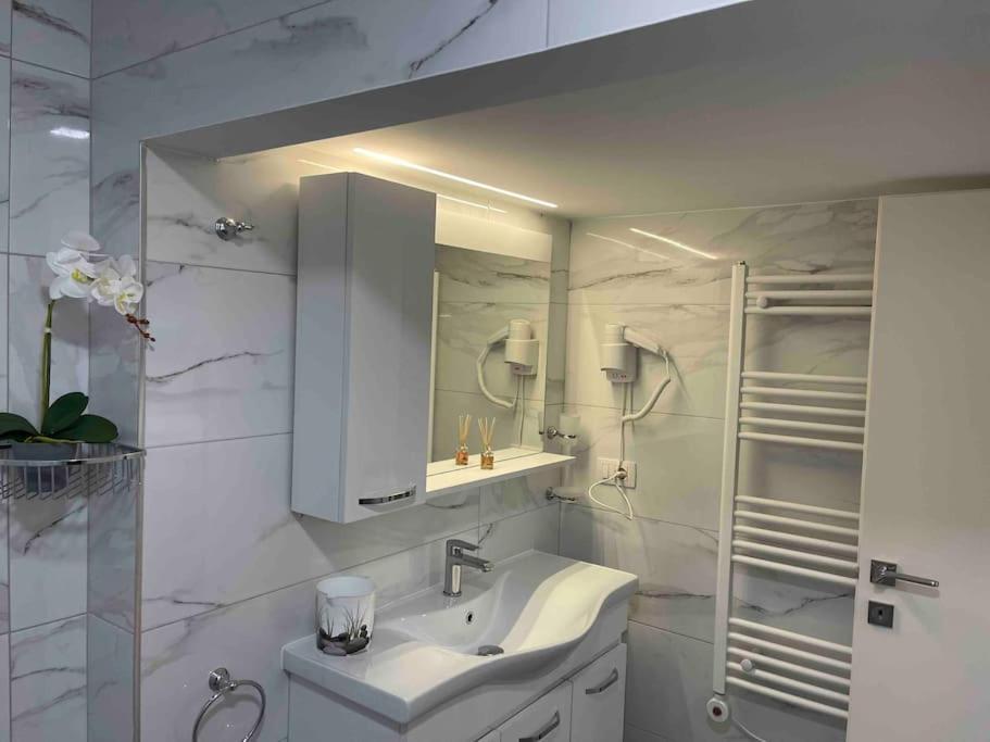 Lovely Apartment In Pogradec City With A Lake View Dış mekan fotoğraf